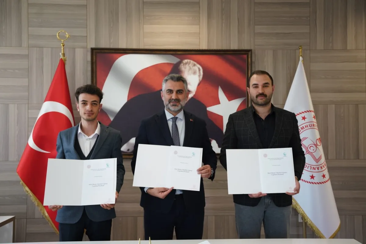 Jet Kampüs ekibi ve Kartal İlçe Millî Eğitim Müdürü, imzalanan Hızlı Okuma Teknikleri Eğitimi Uygulama Protokolü ile birlikte