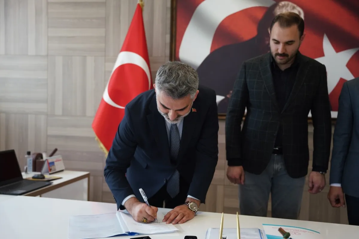 Kartal İlçe Millî Eğitim Müdürü, Jet Kampüs ile yapılan iş birliği protokolünü imzalarken